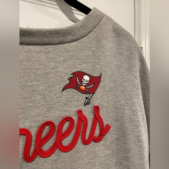 Tampa Bay Buccaneers Size M Touch Outfield Deep V-Back Tie Pullover Sweatshirt - Picture 4 of 12